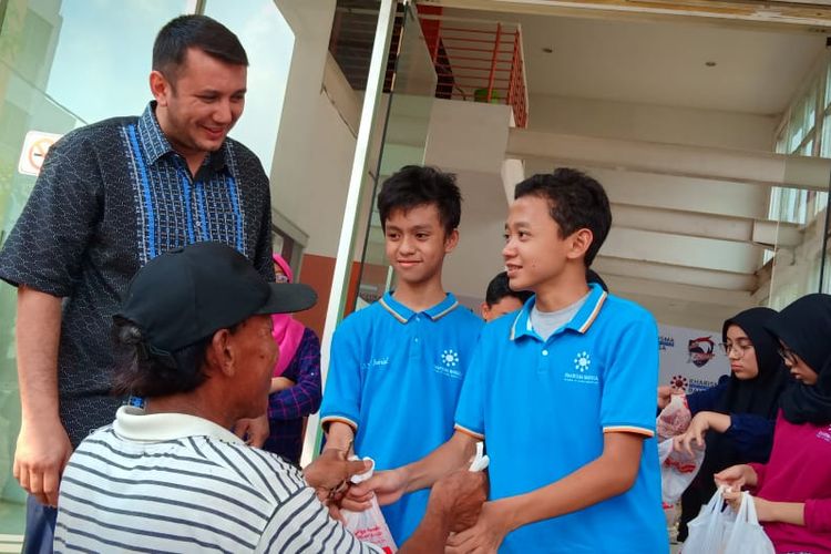 Pelaksanaan pembagian hewan kurban di lingkungan Sekolah Kharisma Bangsa menyambut Idul Adha 2019, Tangerang Selatan (11/8/2019).