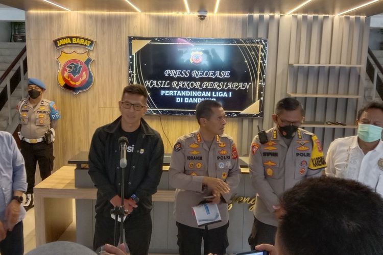 Polda Jabar dan Panpel tebgah melakukan konferensi Pers terkait gelaran liga I di GBLA Bandung, Selasa (19/7/2022).