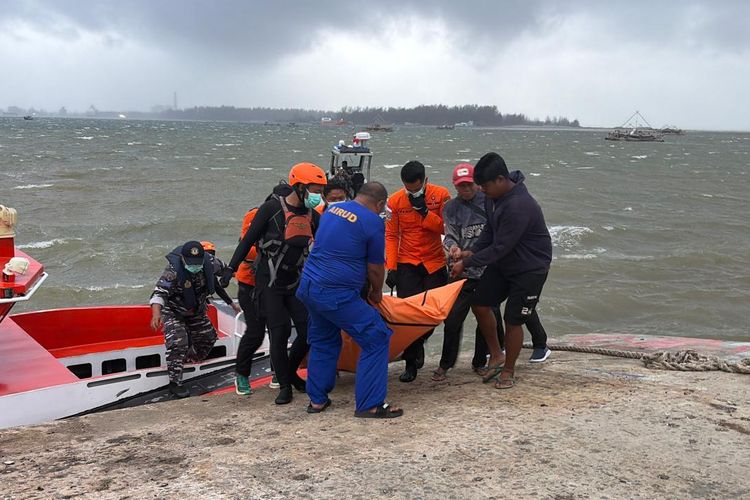Tim SAR Bengkulu Temukan Jasad Nelayan yang Hilang karena Perahu Karam