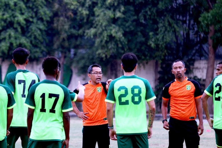 Aji Santoso memimpin latihan rutin Persebaya Surabaya bersama asistennya Uston Nawawi (kanan) di Lapangan Mapolda Jatim Surabaya, Jumat (01/11/2019) sore.