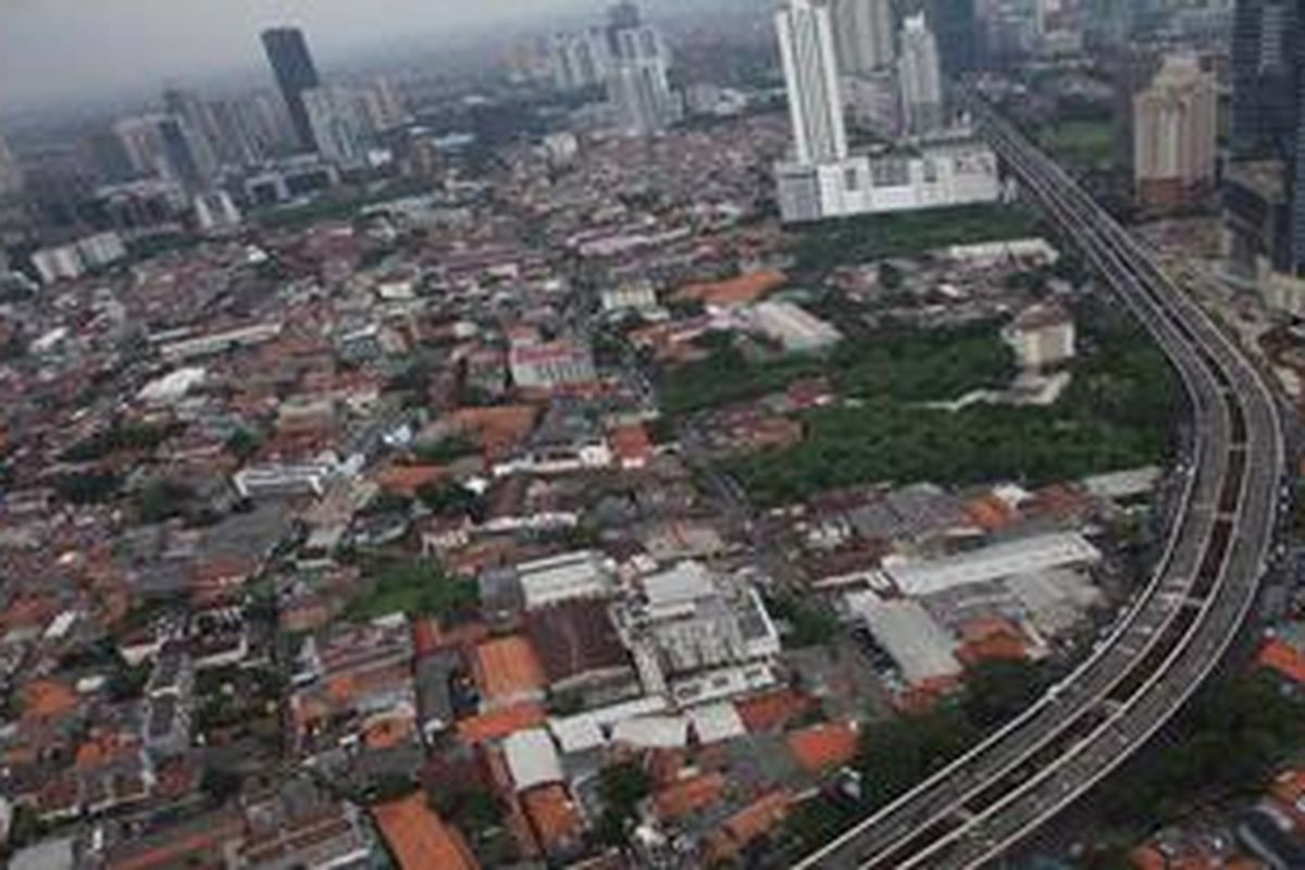 Proyek jalan layang non - tol Kampung Melayu-Tanah Abang, Jakarta yang sebelumnya sempat dihentikan kini mulai dikerjakan kembali, Jumat (31/5/2013). Proyek ini diharapkan segera selesai untuk bisa mengurai kemacetan di kawasan ini.