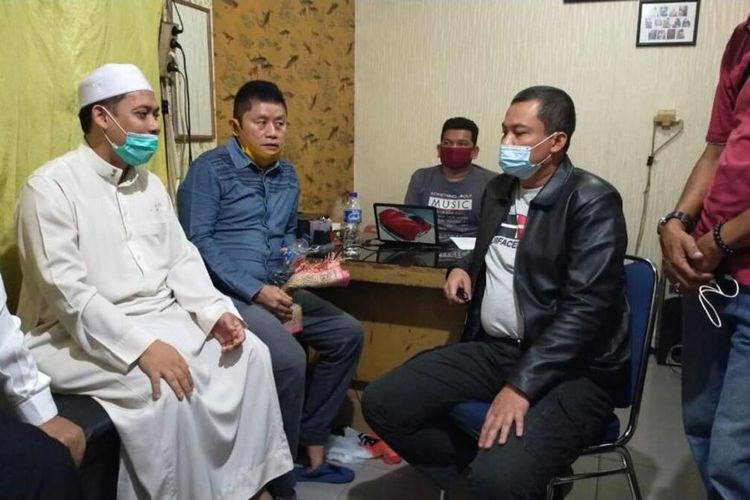 Kapolresta Pekanbaru Kombes Pol Nandang Mumin Wijaya saat meminta keterangan imam Masjid Al Falah Darul Muttaqin, Yazid Umar Nasution (36) yang menjadi korban penyerangan, Kamis (23/7/2020).