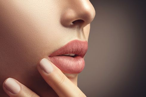 Tips Mencegah Bibir Kering Saat Memakai Lipstik Matte