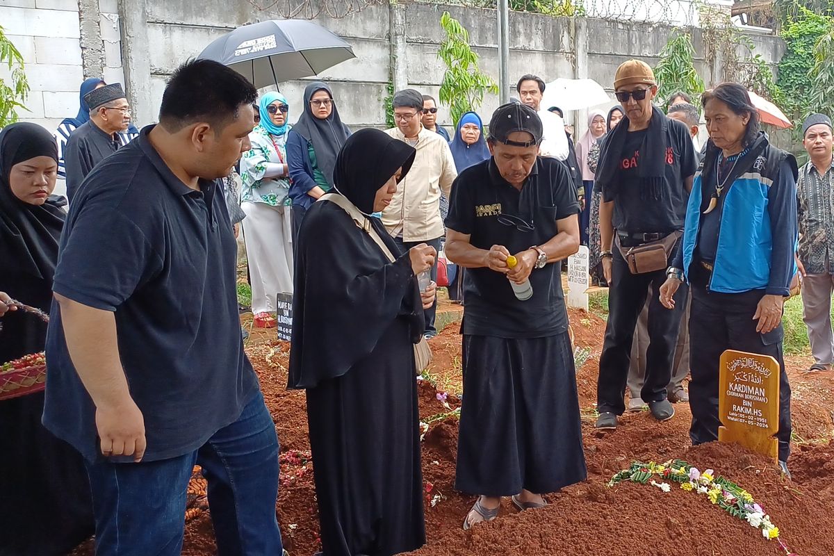 (ki-ka): Anak mendiang aktor Kardiman Dorman Borisman, Gagah bersama ibunya, Sukowati, dan aktor Eddie Karsito di TPU Susukan, Ciracas, Jakarta Timur, Rabu (8/5/2024).