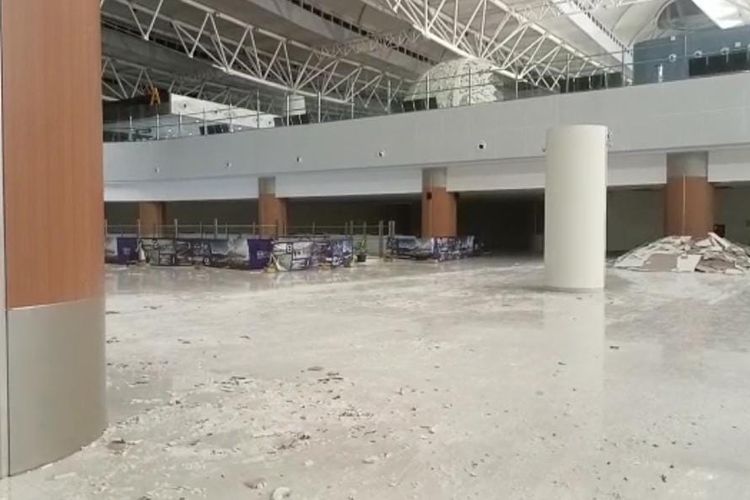 Sejumlah material reruntuhan dari bagian atap dan sekat kawasan BIJB Kertajati pasca disapu angin kencang pada Sabtu (17/12/2022).