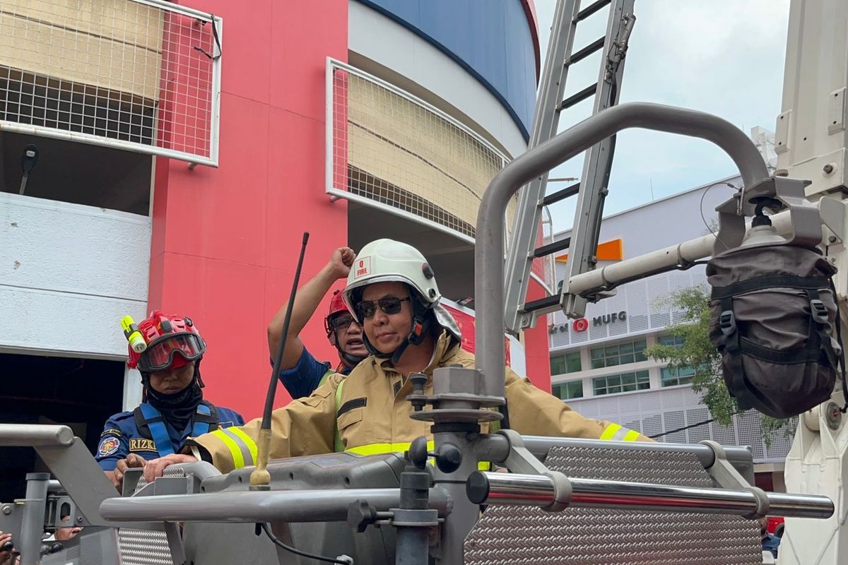 Pakai Pakaian Pemadam, Pj Gubernur Cek Kebakaran Glodok Plaza