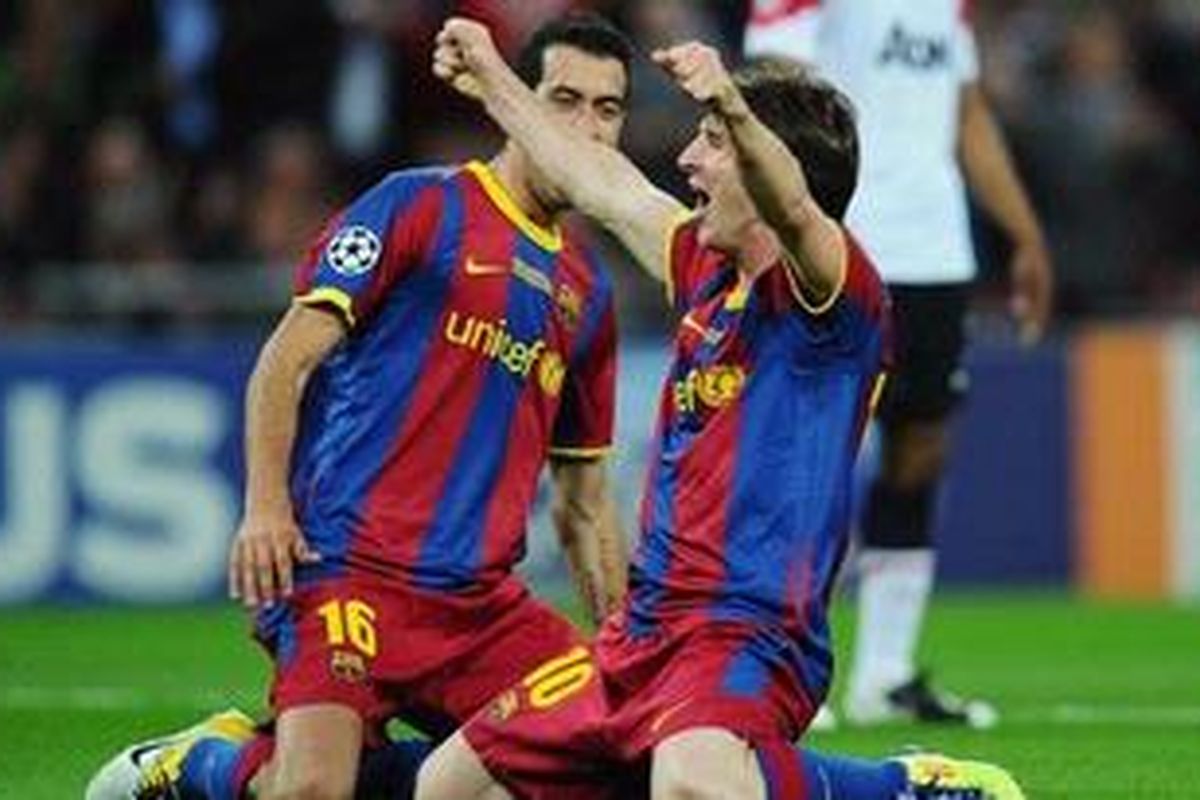 Lionel Messi (R) of FC Barcelona celebrates scoring his teams second goal with teammate Sergio Busquets during the UEFA Champions League final between FC Barcelona and Manchester United FC at Wembley Stadium on May 28, 2011 in London, England.