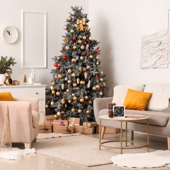 Ilustrasi ruang keluarga dengan dekorasi Natal berwarna netral
