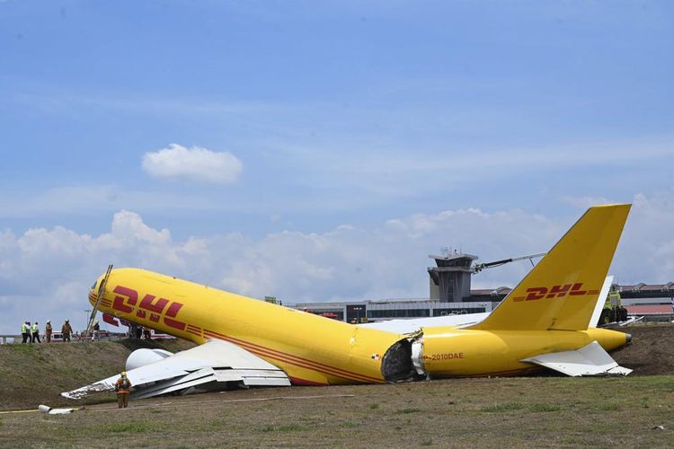 Sebuah pesawat kargo rusak dan terbelah menjadi dua di landasan Bandara Internasional Juan Santamaria di Alajuela, Kosta Rika, Kamis, 7 April 2022.