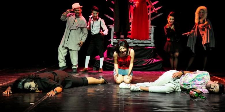 Pertunjukan Teater Pledoi Setan kritik Perda Miras DPRD Surabaya.