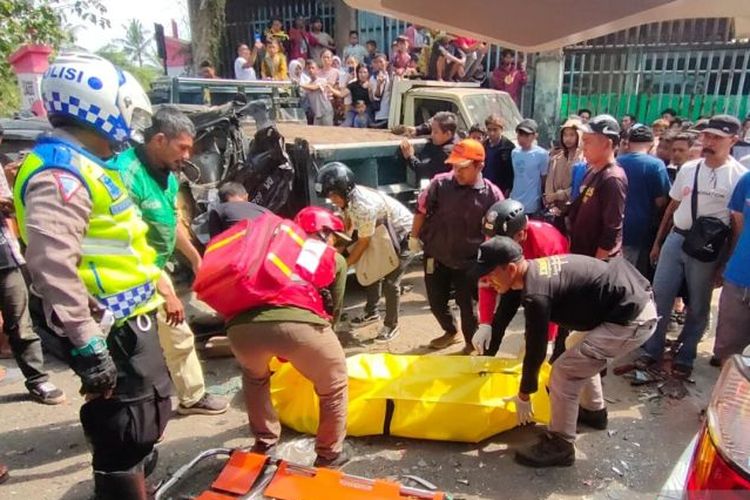 Pengendara sepeda motor meninggal dunia dalam tabrakan beruntun di Jalan Perintis Kemerdekaan, Cianjur, Jawa Barat, diduga berawal dari truk tronton mengalami rem blong, Rabu (2/8/2023).