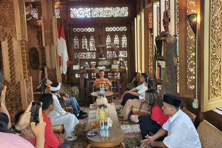 Kaesang dan rombongan bertemu bupati Gunungkidul Sunaryanta di rumah pribadi Bupati di Nglipar, Gunungkidul. Minggu (14/1/2024)