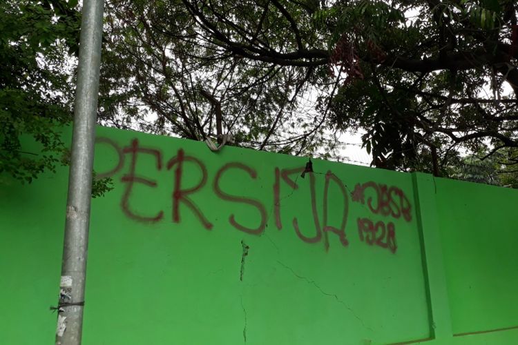 Tembok depan Stadion Patriot Candrabhaga, Kota Bekasi yang kembali kotor dengan coretan vandalisme, Rabu (25/07/2018).