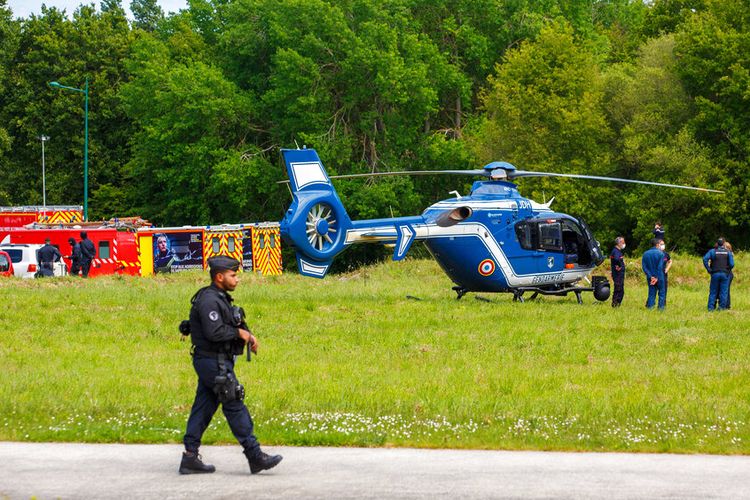 Polisi dan petugas pemadam kebakaran Prancis berdiri di dekat helikopter di La Chapelle-sur-Erdre, Perancis, Jumat, 28 Mei 2021. 