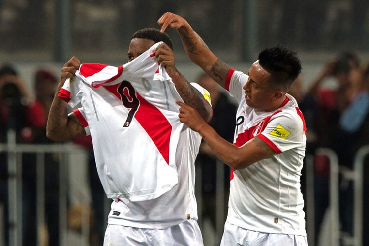 Jefferson Farfan dan Christian Cueva mendedikasikan gol pembuka Peru ke gawang Selandia Baru untuk Paolo Guerrero pada pertandingan play-off Piala Dunia 2018 di Lima, Rabu (15/11/2017). 