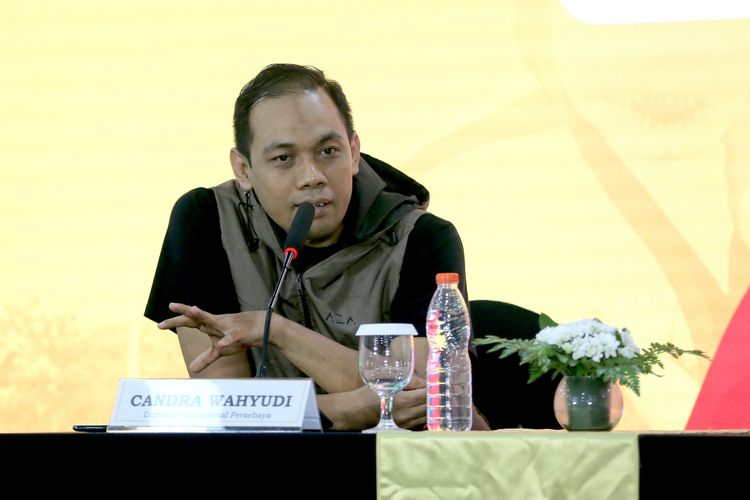 Direktur Persebaya Surabaya Candra Wahyudi mengisi konferensi pers disela-sela kegiatan Piala Dunia U17 2023 Indonesia di Media Center Surabaya, Senin (20/11/2023) siang.