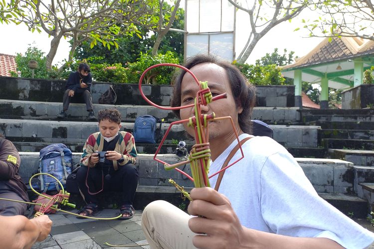 Jantan menunjukkan hasil karyanya berupa Wayang ranting singkong di Plaza Ngasem, Yogyakarta, Rabu (20/4/2022)