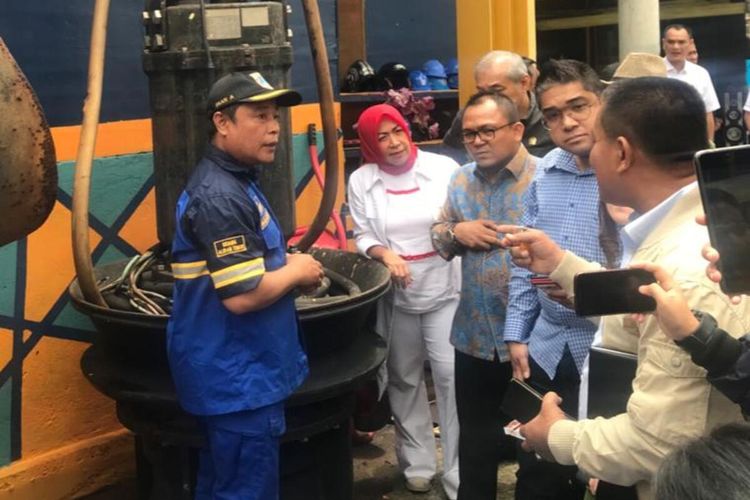 Anggota DPRD DKI Jakarta saat sidak ke rumah pompa Kali Item, Kemayoran, Jakarta Pusat, Senin (13/1/2020)
