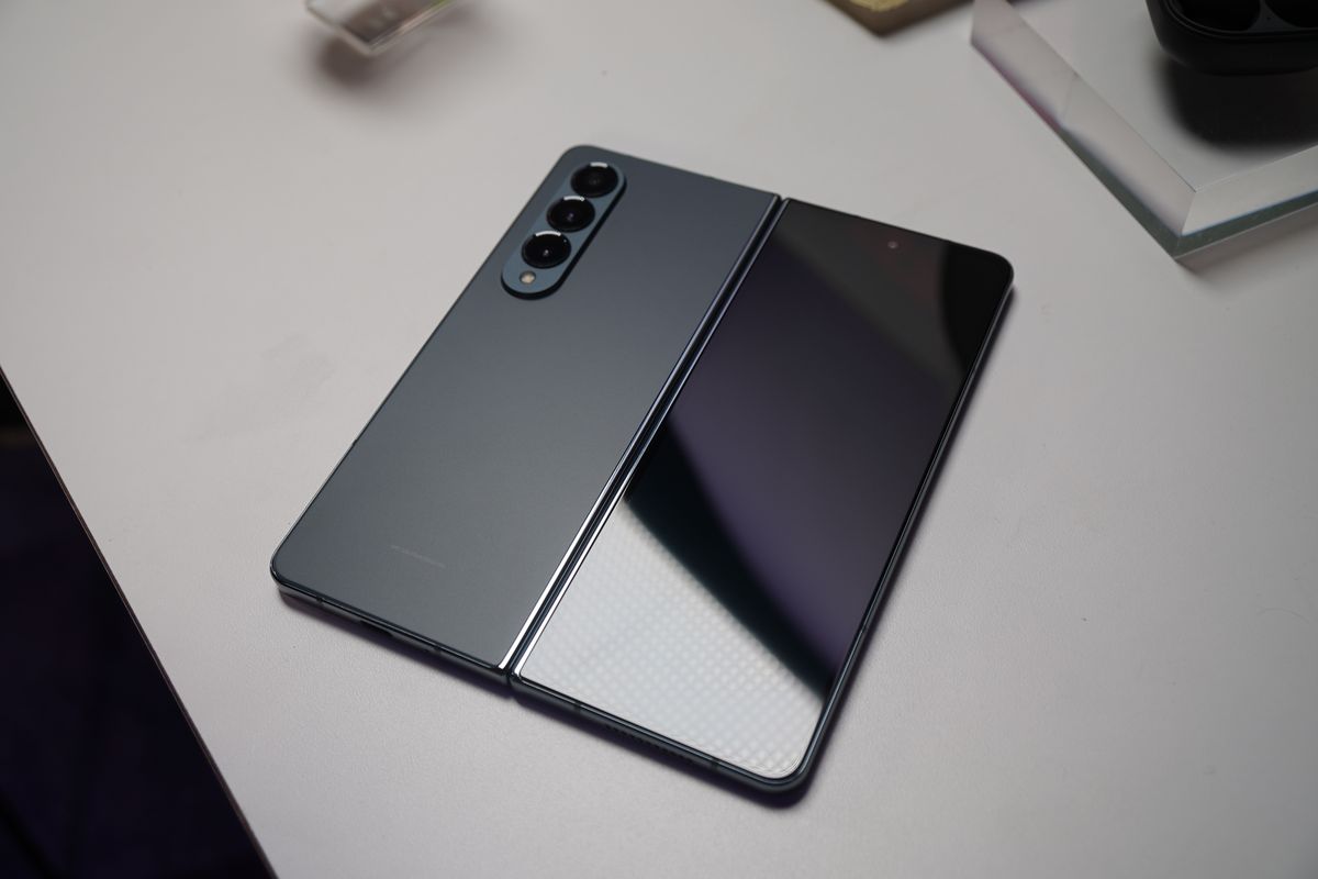 Bagian punggung Samsung Galaxy Z Fold 4.