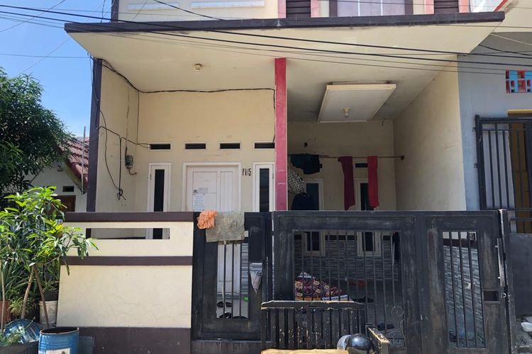 Rumah kontrakan di Perumahan Villa Mutiara Gading, tepatnya di Jalan Piano 9, Blok F5 Kelurahan Setia Asih, Kecamatan Tarumajaya, Kabupaten Bekasi Jawa Barat, yang diduga menjadi lokasi penampungan organ ginjal jaringan internasional. Pada Selasa (20/6/2023), kondisi rumah tampak sepi, dari luar rumah tidak ada yang mencurigakan.