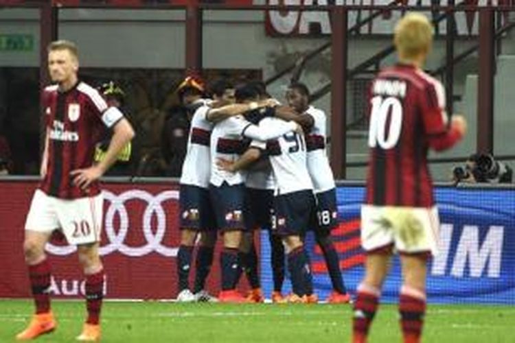 Para pemain Genoa merayakan gol ke gawang AC Milan pada laga Serie-A di Stadion San Siro, Milan, Rabu (29/4/2015).