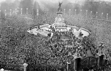 Pemandangan panorama saat banyak orang berkumpul untuk menyaksikan pernikahan Putri Elizabeth II dan Pangeran Philip.