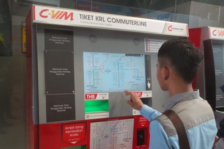 Salah seorang calon penumpang menjajal mesin tiket kereta rel listrik (KRL) commuter line yang terpasang di Stasiun Sudirman, Sabtu (9/1/2016). Tampak di sebelahnya ada salah seorang petugas yang membantu mendampingi penumpang yang hendak melakukan transaksi.