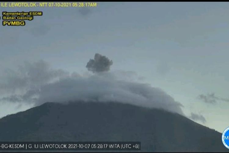 Foto : Erupsi Gunung Ile Lewotolok, pada Rabu (6/10/2021).