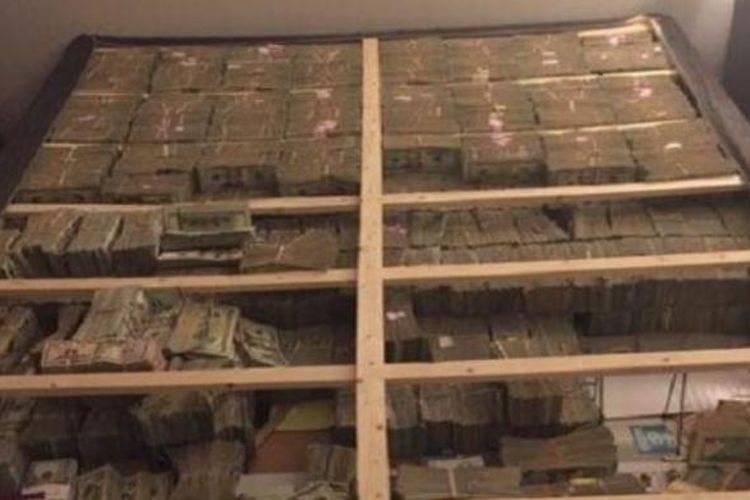 Inilah tumpukan uang tunai yang ditemukan polisi di sebuah apartemen di Massachusetts, AS.