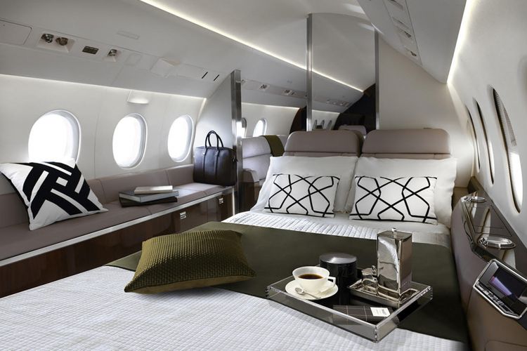 Tempat tidur di kabin belakang Falcon 900LX