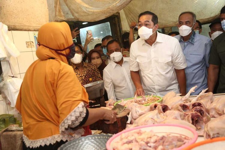 Menteri Perdagangan (Mendag) Muhammad Lutfi melakukan kunjungan kerja ke Pasar Tambahrejo, Surabaya, Jumat (18/2/2022).