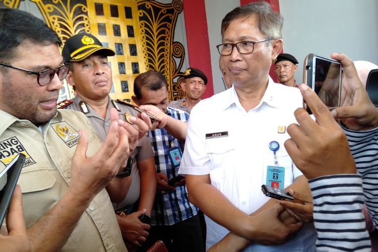 Kepala Kawilkumham Aceh, Agus Thaib (berbaju putih) usai meninjau Lapas Kelas II A Banda Aceh, Jumat (30/11/2018). Agus Thaib mengaku kecolongan atas insiden kaburnya para napi di Lapas tersebut.