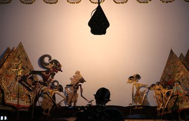 Ilustrasi kesenian wayang kulit. Mengenal tokoh pewayangan Pandawa yang terdiri dari Yudhistira, Bima, Arjuna, Nakula, dan Sadewa.
