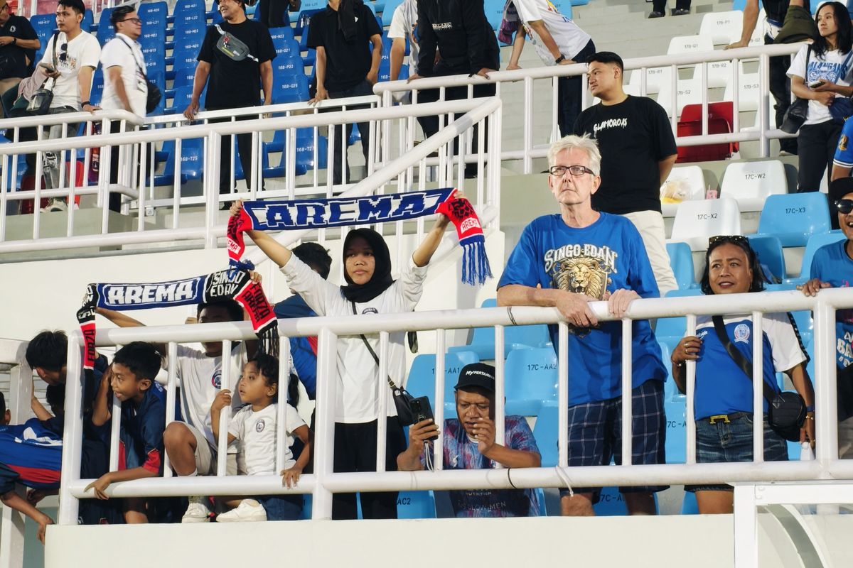 Dukungan suporter Aremania saat menyaksikan klubnya berlaga di Super League 2025-2026.