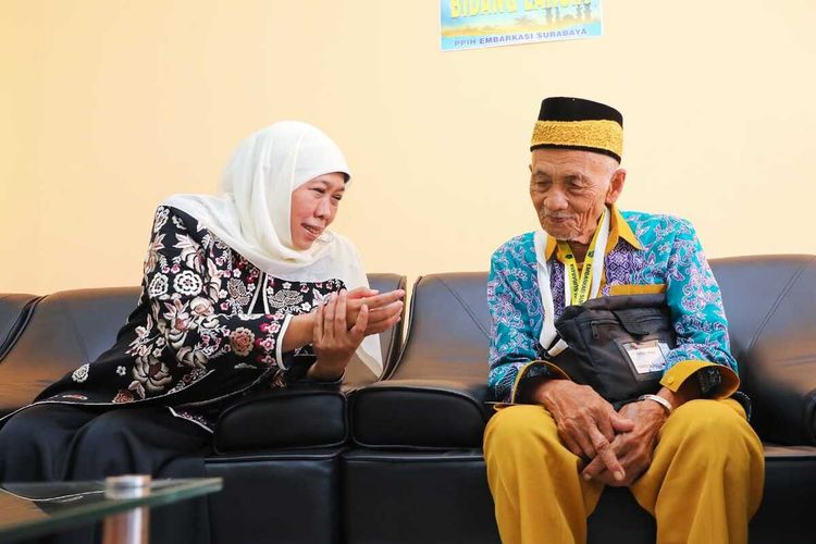 Gubernur Khofifah Indar Parawansa menemui Mbah Harun di Asrama Haji Sukolilo Surabaya, Kamis (25/5/2023).