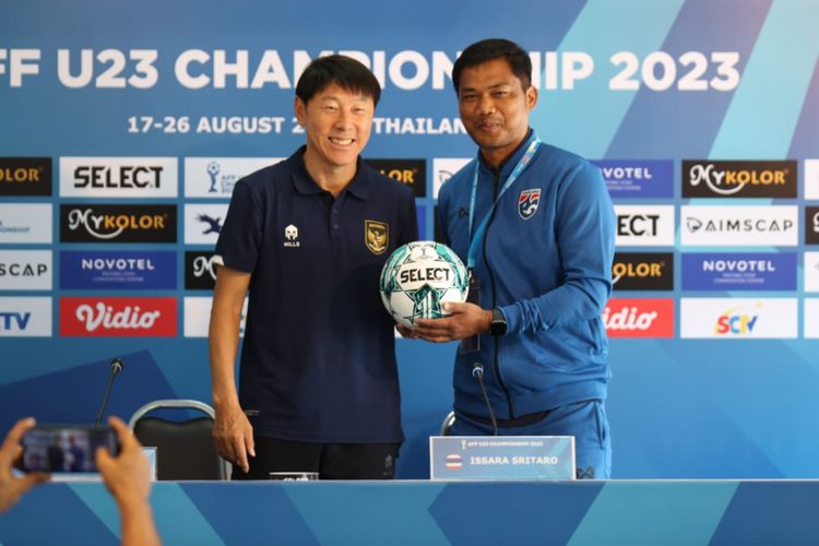 Pelatih timnas U23 Indonesia, Shin Tae-yong, bersama juru racik timnas U23 Thailand, Issara Sritaro, dalam sesi konferensi pers menjelang partai semifinal Piala AFF U23 2023 yang mempertemukan Indonesia vs Thailand.