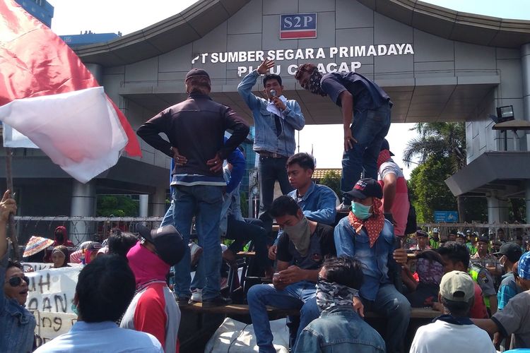 Warga terdampak pencemaran udara menggelar akai unjuk rasa di depan PLTU Karangkandri, Kabupaten Cilacap, Jawa Tengah, Kamis (14/11/2019).