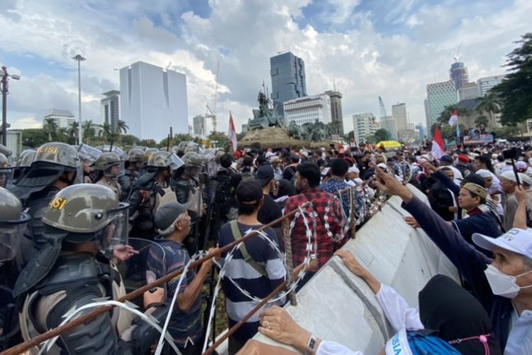 Kegiatan unjuk rasa yang berlangsung di kawasan Patung Kuda Arjuna Wijaya, Gambir, Jakarta Pusat pada Jumat (19/4/2024), kini dijaga ketat oleh polisi buntut ada aksi lempar aneka benda.
