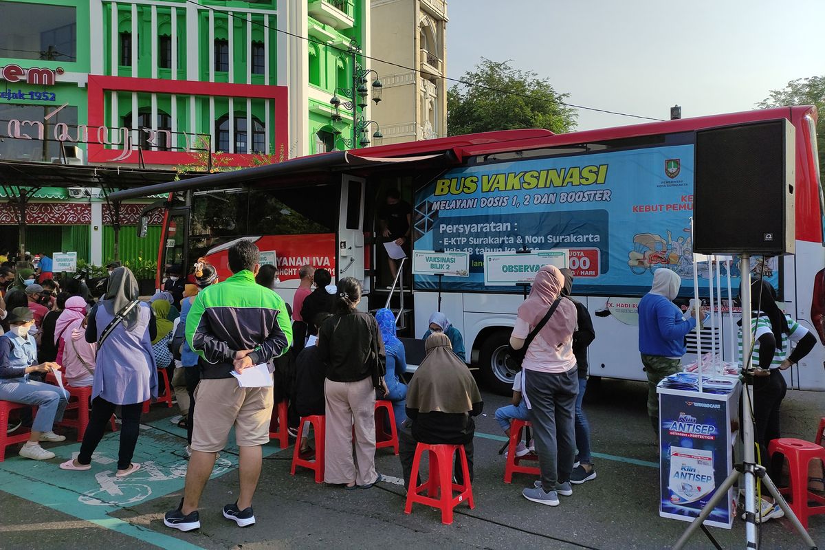 Fasilitas bus vaksinasi di Solo Car Free Day.