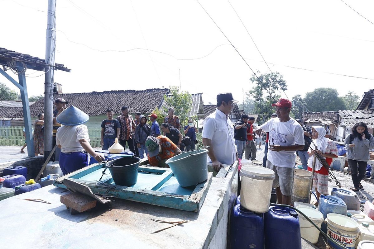 Wali Kota Semarang Hendrar Prihadi berdialog dengan warga Desa Deliksari, Kecamatan Gunungpati, Kota Semarang, Kamis (7/9/2017).