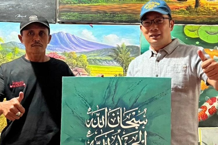 Gubernur Jawa Barat Ridwan Kamil saat berfoto bersama pelukis Jalan Braga Bandung dan mempromosikan karya seninya lewat Non-Fungible Token (NFT). Lukisan ini terjual senilai 0,09 ETH atau Rp 4,2 juta.