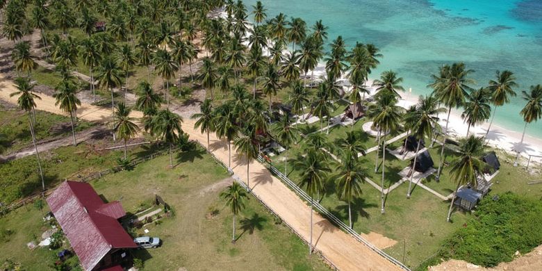 Destinasi wisata Lamin Guntur di Teluk Sumbang, Kabupaten Berau, Kalimantan Timur. 