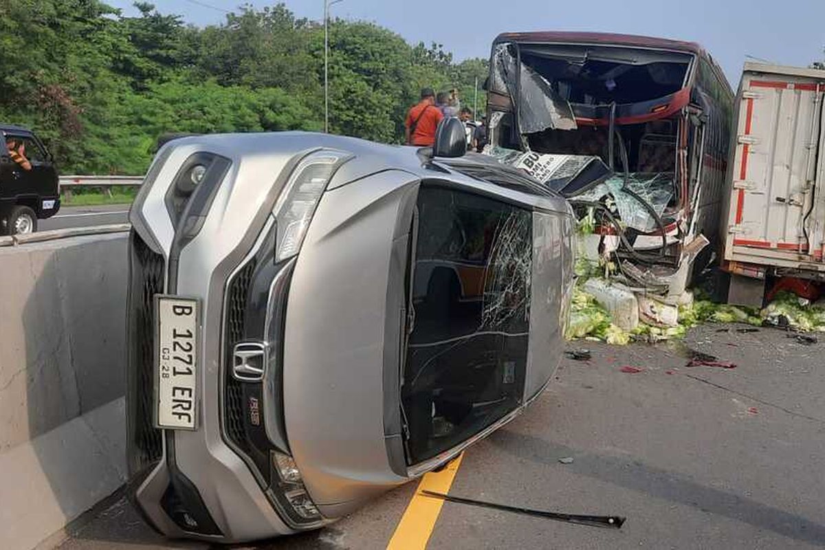 Kecelakaan beruntun melibatkan 9 kendaraan terjadi di Tol Cipularang tepatnya di KM 88-86, Rabu (10/7/2024)