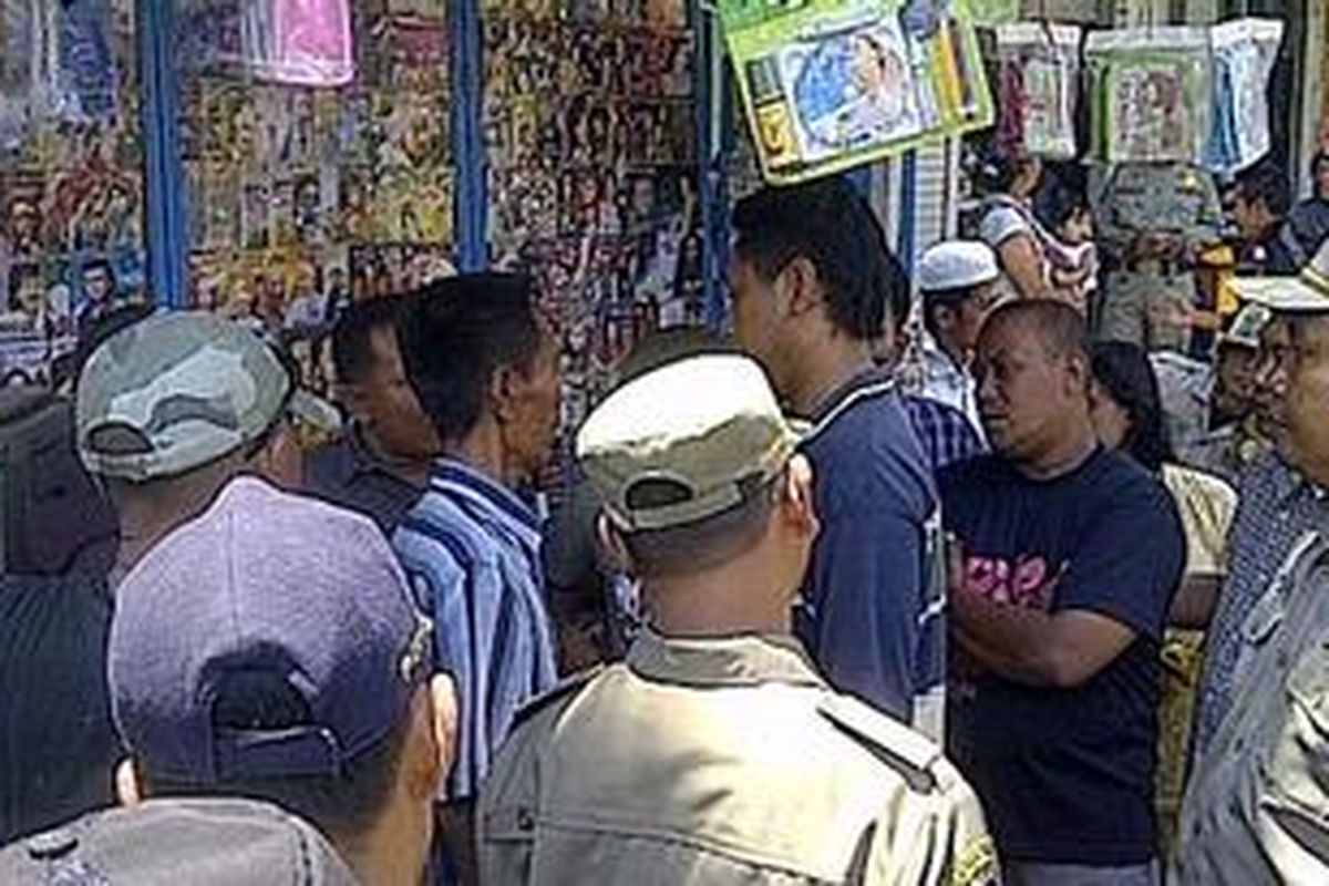 Ilustrasi: Pol PP Pamekasan menertibkan PKL yang menempati area terlarang. 