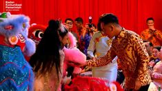 Momen Gibran dan Menteri Bagikan Angpao ke Barongsai Cilik di Imlek Nusantara 2026