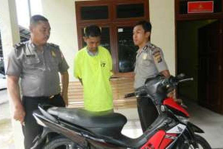 Satuan Reserse dan Kriminal Polres Aceh Timur, memperlihatkan tersangka pencurian Amsil M Tamim (35) di Mapolres Aceh Timur, Selasa (8/11/2016)