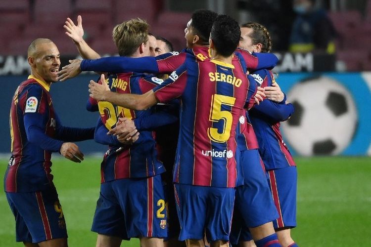Gelandang Barcelona, Frenkie De Jong, merayakan gol bersama rekan-rekannya seusai mencetak gol dalam laga Barcelona vs Real Sociead di Stadion Camp Nou pada Rabu (16/12/2020) atau Kamis dini hari WIB.