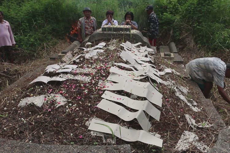 Sejumlah warga Tionghoa mengikuti Tradisi Ceng Beng, di Makam Kutiong, Kecamatan Harjamukti, Kota Cirebon, Sabtu (6/4/2019). Mereka berharap perhatian pemerintah terhadap makam Kutiong dapat ditingkatkan. 