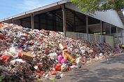 Tumpukan Sampah di TPS Rawa Bebek Meluber ke Jalan, Pengendara Terganggu