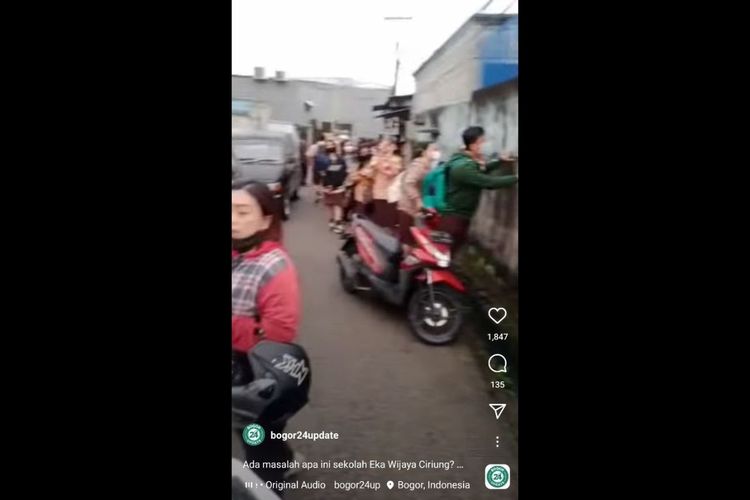 Tangkapan layar video viral di Instagram @bogor24update. Siswa tidak diperbolehkan masuk sekolah dan gerbang sekolah ditutup. Ratusan murid terpaksa pulang dan orangtua murid menuntut kejelasan mengapa anak-anak tidak diperbolehkan masuk, Kamis (14/7/2022).